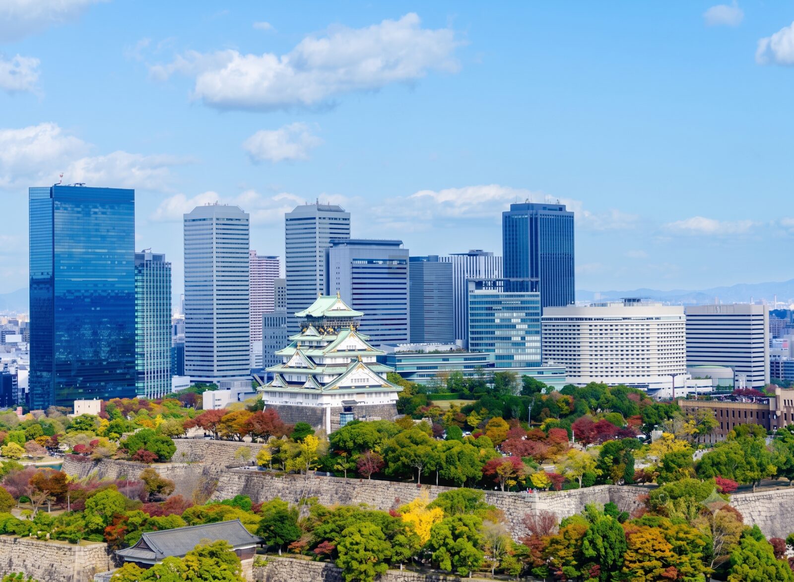 大阪城と大阪のビル群
